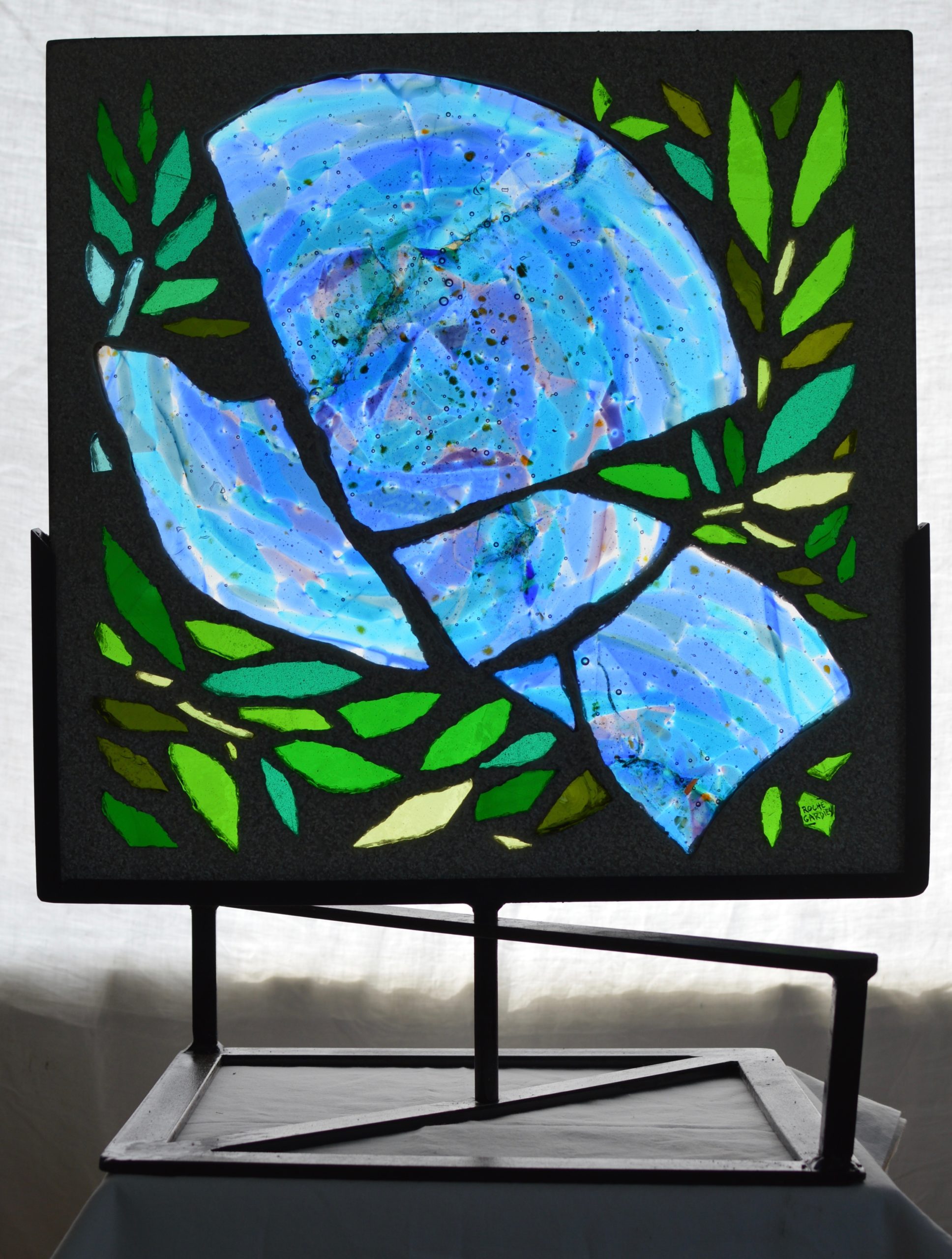 Pax, vitrail dalle de verre, fusing et résine 50x50cm sur socle fer Roche Gardies Pax, vitrail dalle de verre, fusing et résine 50x50cm sur socle fer Roche Gardies